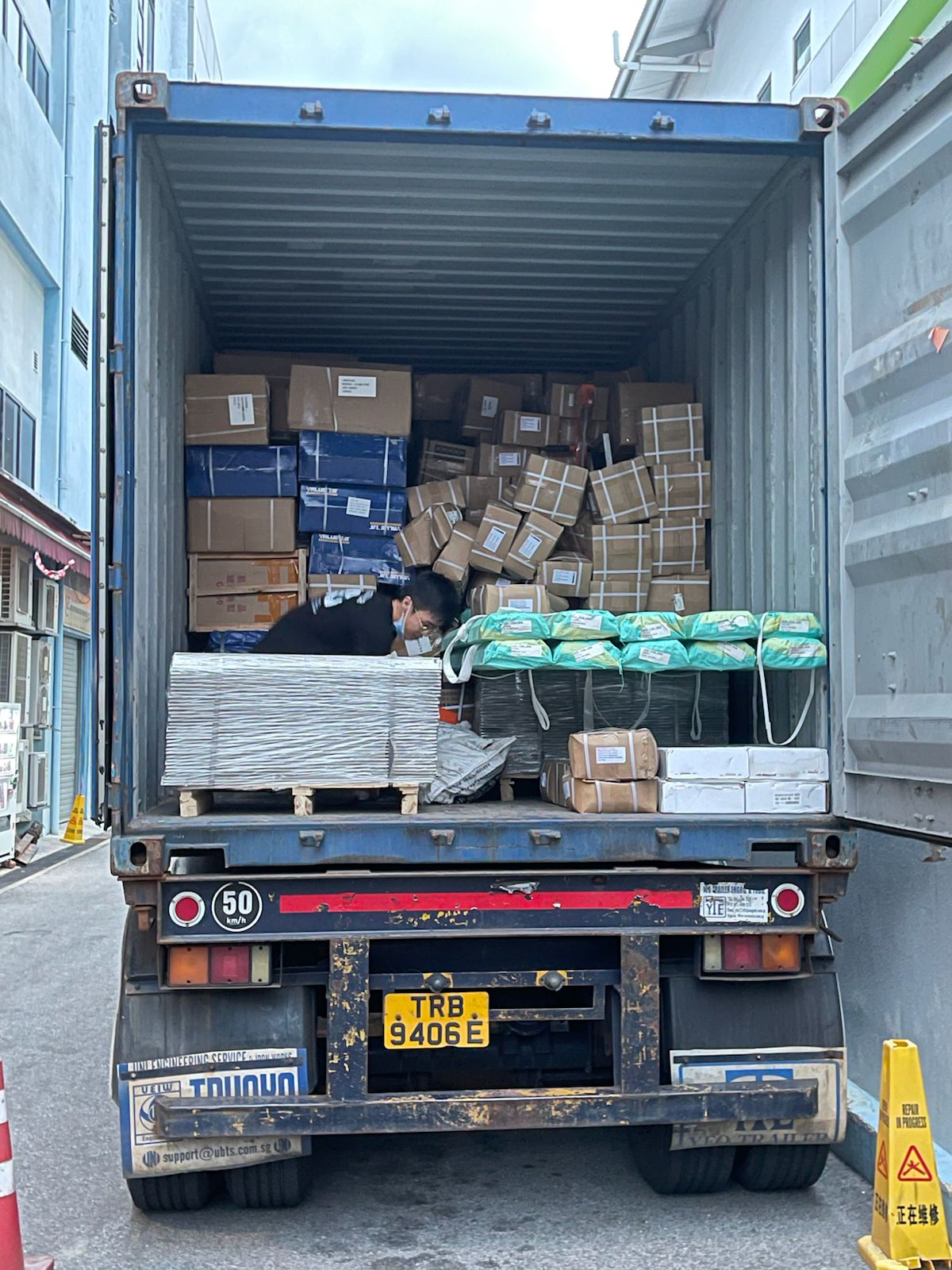 nicklaus from forwardier unloading all the freight forwarding service parcel before last mile delivery in singapore