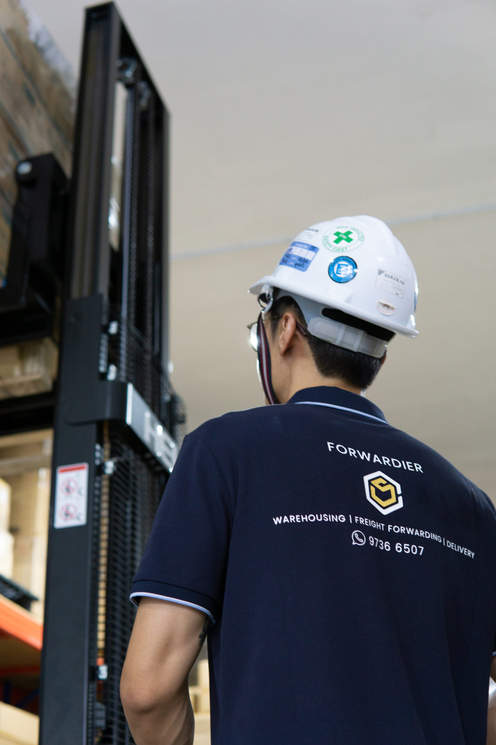 Forwarding Singapore operating heavy crane machinery for order fulfillment